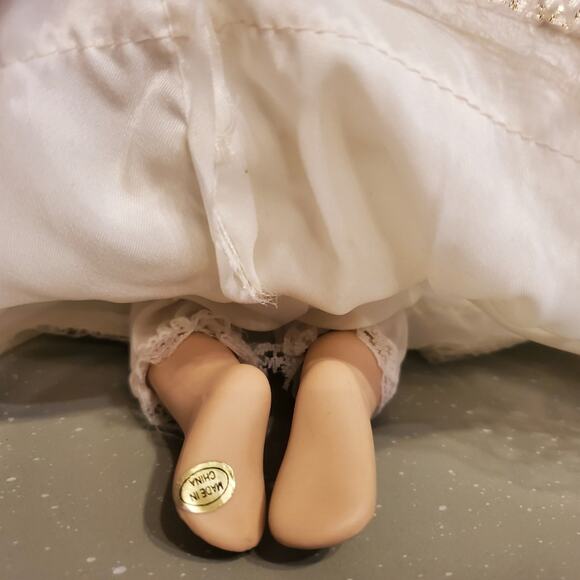 Porcelain Christmas Angel Blonde Hair Blue Eyed Praying Kneeling Doll - Picture 4 of 6